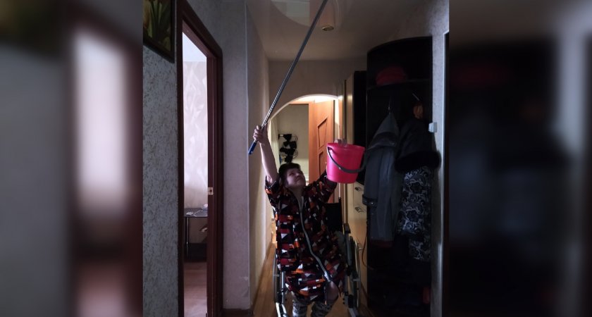 Льется по стенам: пензячка на инвалидном кресле выкачивает воду из квартиры