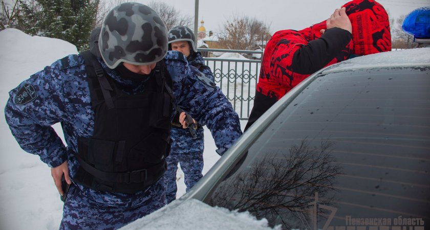 Двое мужчин избили пензенца возле ТЦ