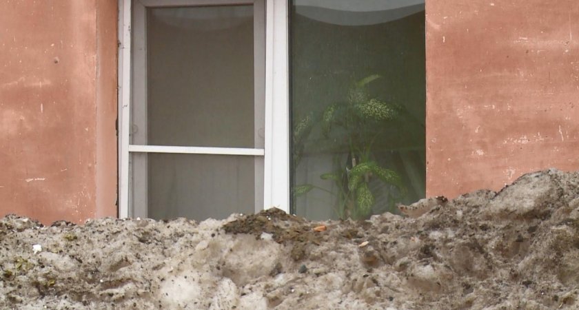 “Будто помои туда выливали”: пензячка рассказала об ужасных сугробах под окнами