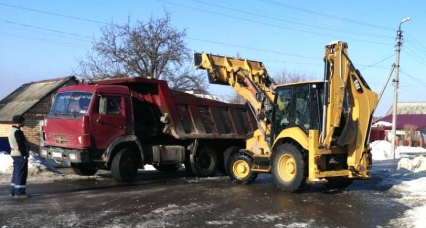 Фоторепортаж: в Пензе убирают и вывозят оставшийся снег 