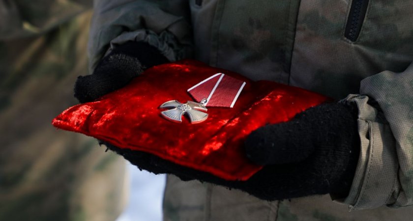Жители Никольска простились с погибшим солдатом во время спецоперации на Украине 
