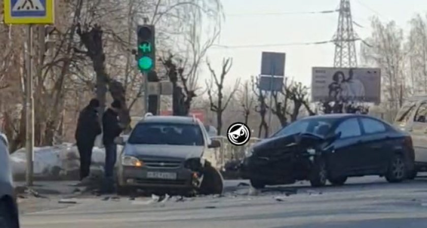 Вывернуло колесо и смяло капот: очевидцы рассказали о жестком ДТП на улице Мира в Пензе
