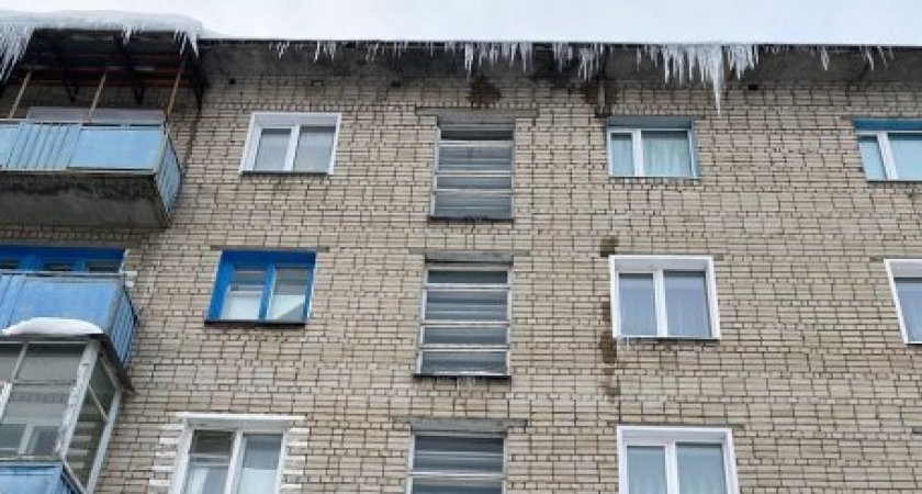 В Пензе почистили крышу дома по улице Ворошилова, лед с которой рухнул на пенсионерку