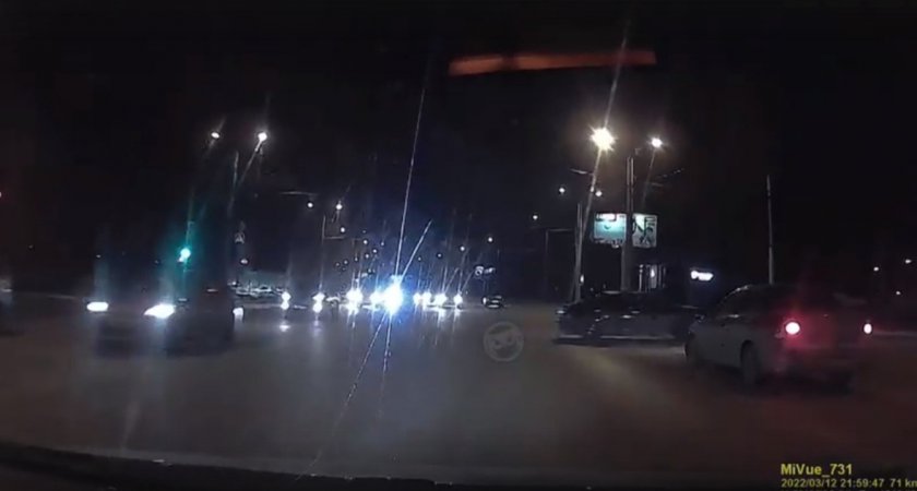 В Пензе сняли на видео водителя, который едва не устроил жесткое ДТП в Терновке