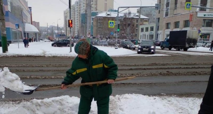 Фоторепортаж: коммунальщики вышли на борьбу с последствиями ночного снегопада