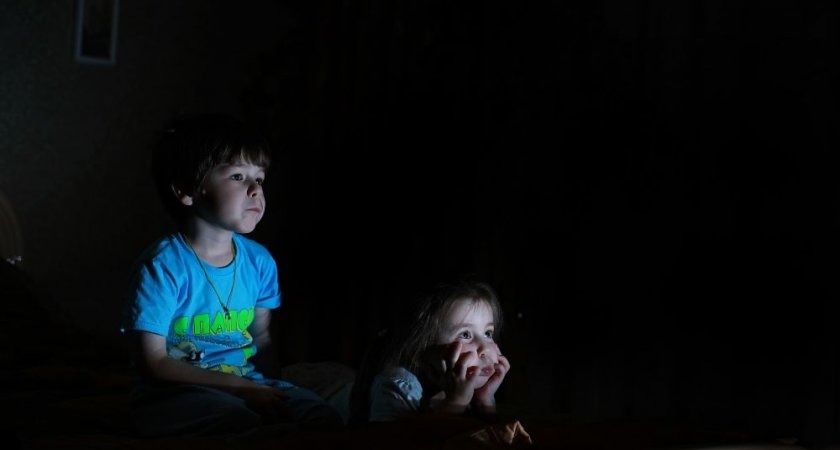 В Пензе семья с тремя детьми жила в доме без света