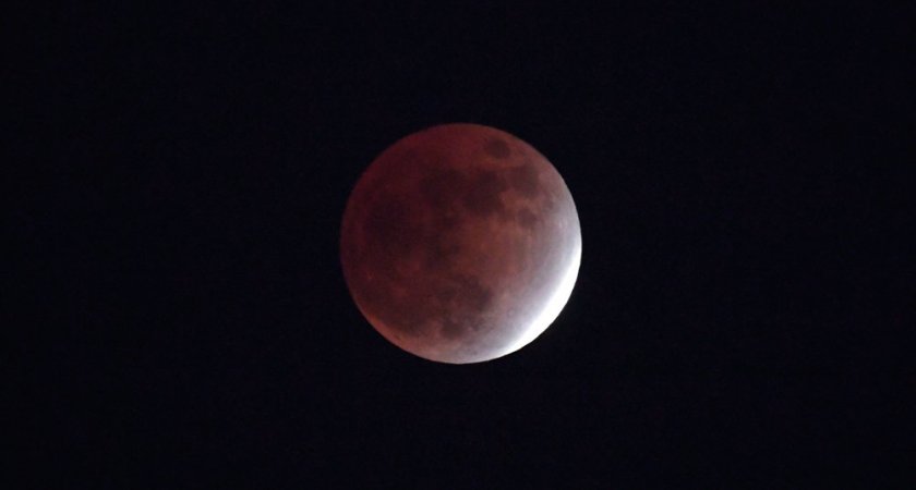 Жители Земли могли наблюдать самое долгое лунное затмение - видео 