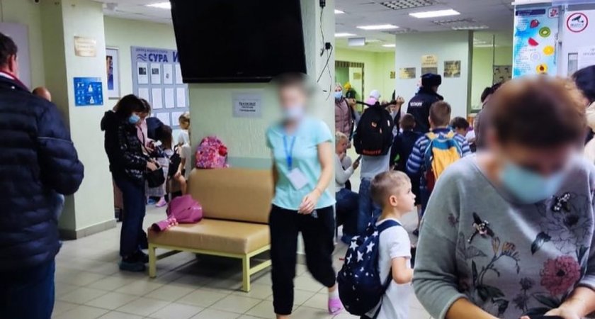 «Это безумие»: родители без QR-кода переодевают детей в бассейн на морозе