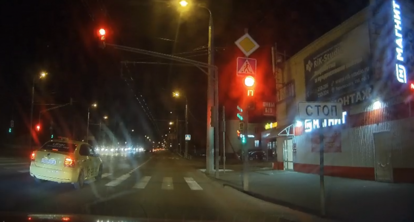 В Терновке таксист торопился и перекрыл путь пешеходам