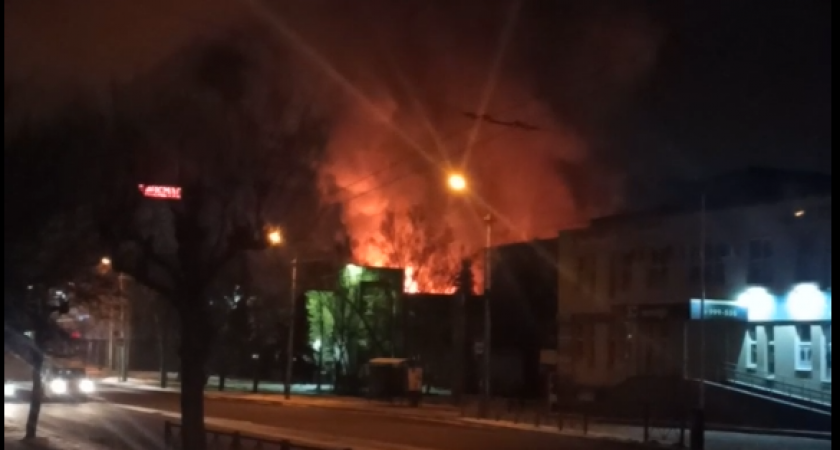 На улице Свердлова в Пензе загорелось складское помещение 