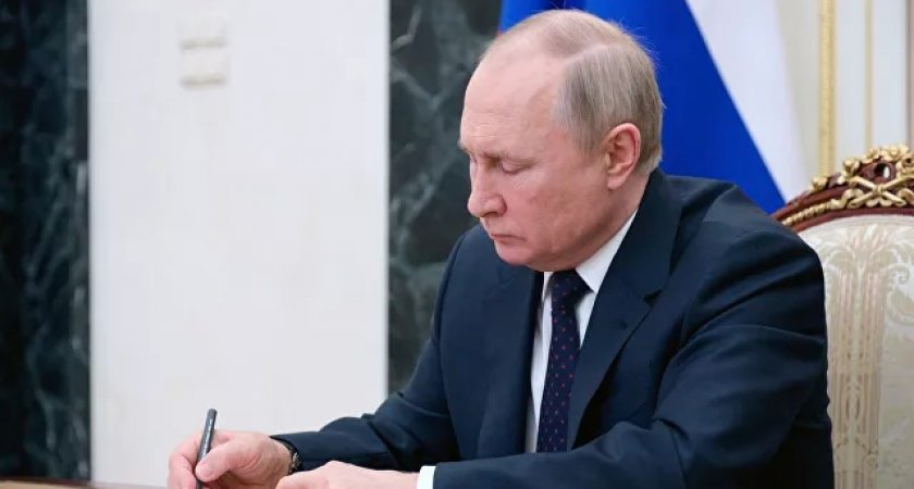 Владимир Путин пообещал увеличить МРОТ, пенсии, соцвыплаты и зарплаты