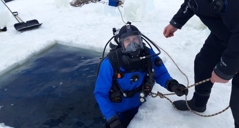 Пензенские водолазы-спасатели показали фото с погружения под лед