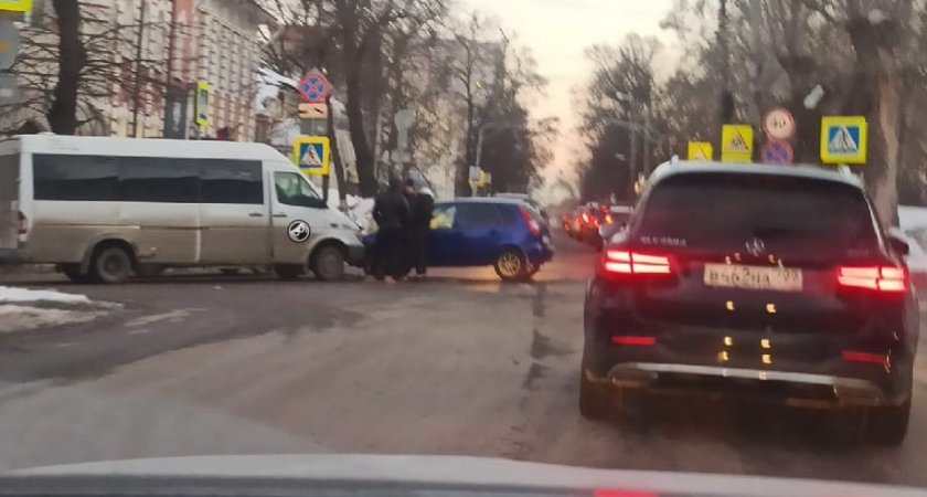 В Пензе столкнулись маршрутка и легковушка