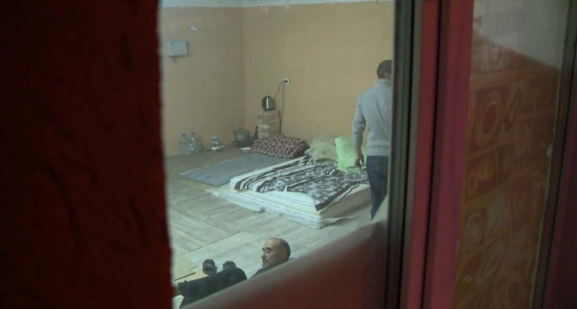 "Кого они сюда заведут, кого приведут?": мигранты в подвале дома напрягают жителей