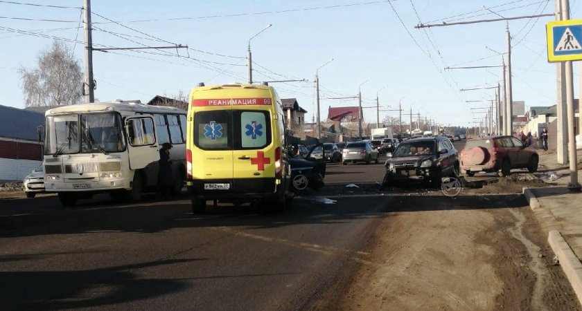 Приехала реанимация: улица Карпинского в Пензе встала в пробке из-за жесткого ДТП