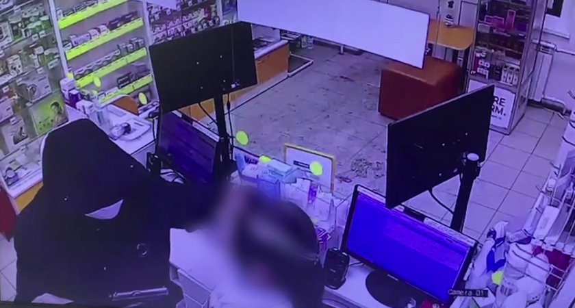 В Пензе мужчина с пистолетом ограбил аптеку