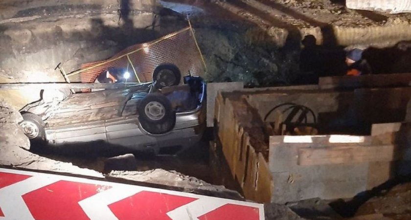 В Пензе в котлован провалилась машина