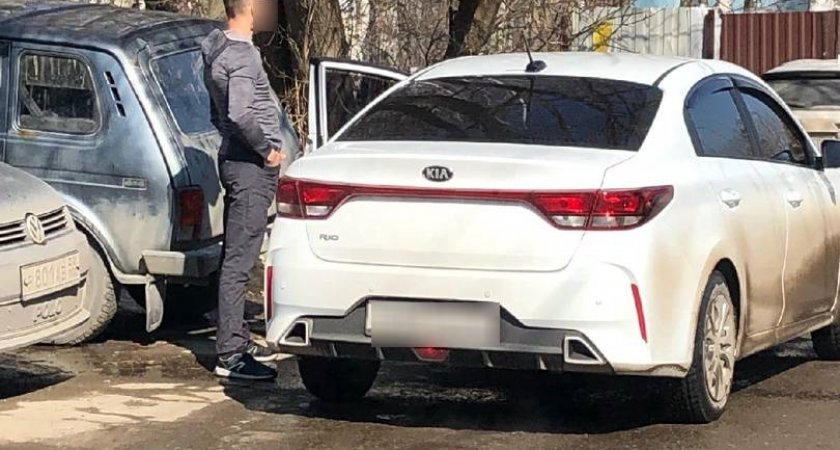 "Не повезу вас в машине за 2,5 миллиона": в Пензе таксист прогнал пассажиров от авто