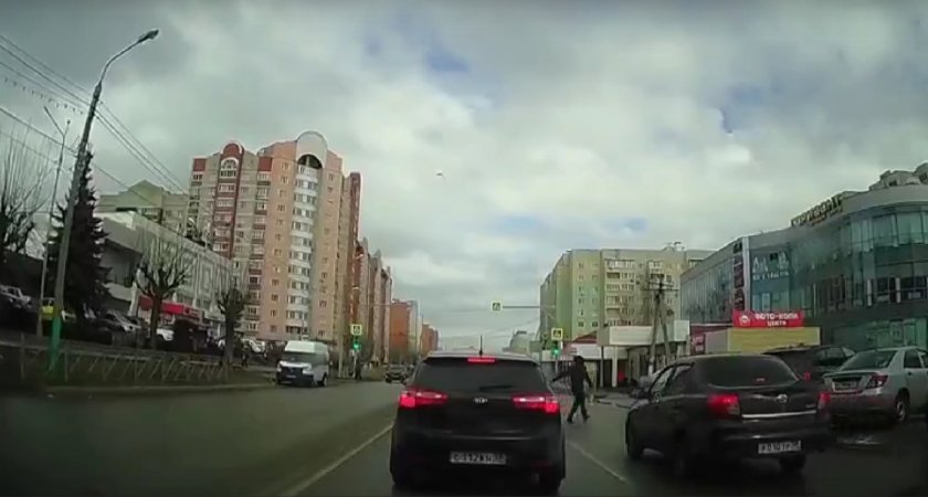 В сеть попало видео, как пензенец выбежал на дорогу перед едущим авто
