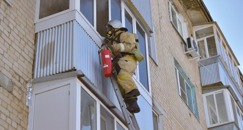 Спасли женщину: в Заречном спасатели попали в квартиру через балкон, чтобы потушить пожар