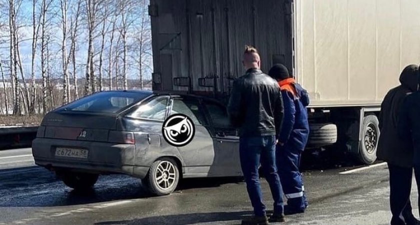 Серьезное ДТП под Пензой на трассе М5: две легковушки и фура всмятку 