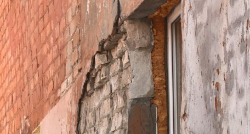 Разваливается стена: пензенка пожаловалась на "разруху" в собственном доме