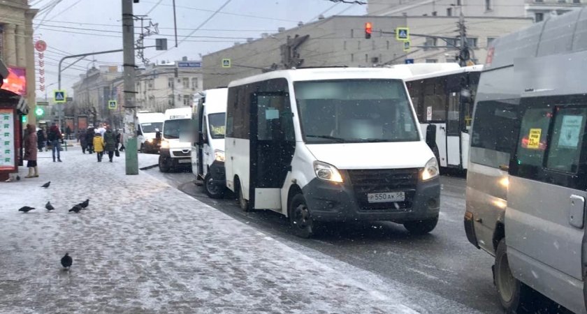 В Пензе пассажиру маршрутки, севшему у окна, обрушилась гора осколков в лицо
