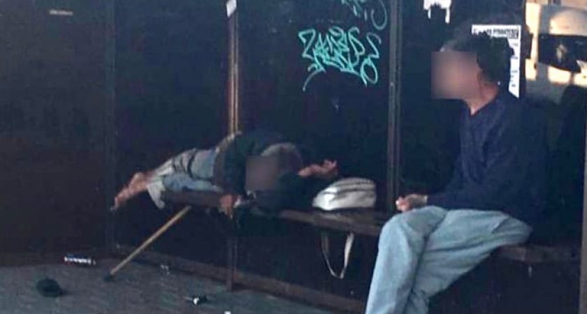 Мужчина без ноги, живущий на остановке, терзает души пензенцев