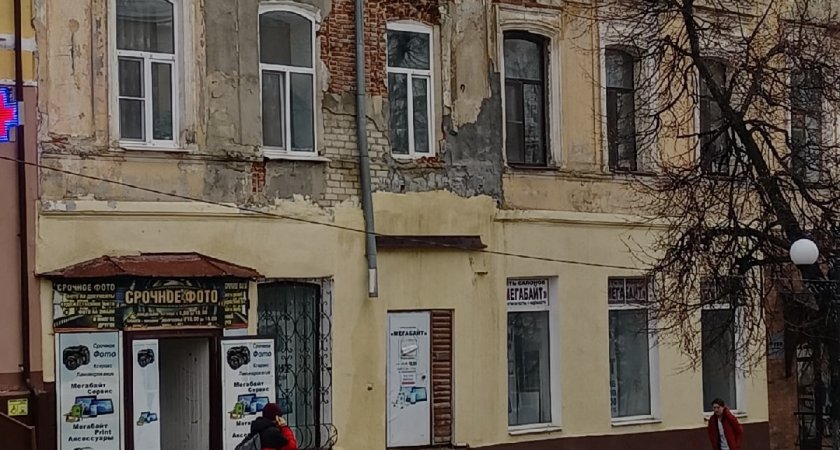Пензенца обеспокоили "дыры" в фасаде здания на Московской 