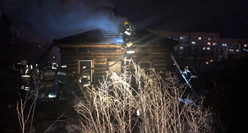 В Пензе 26 человек тушили срубовый дом, загоревшийся на улице Калинина