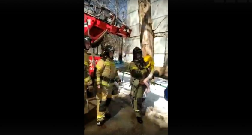 Страх, слезы и защитные маски: видео, как пензенцев спасали из горящего дома на Ладожской