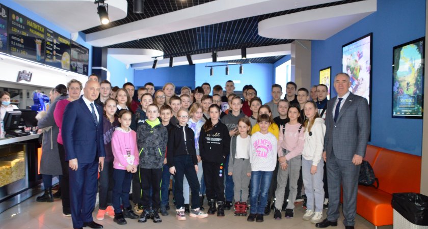 Депутаты-единороссы организовали просмотр мультфильма для детей из Донбасса и Луганска