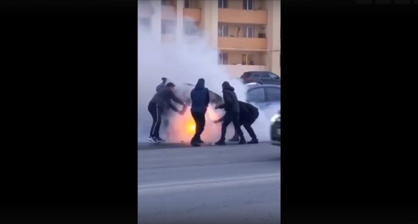 В Пензе легковушку, которая вспыхнула прямо на дороге, тушили сразу несколько человек