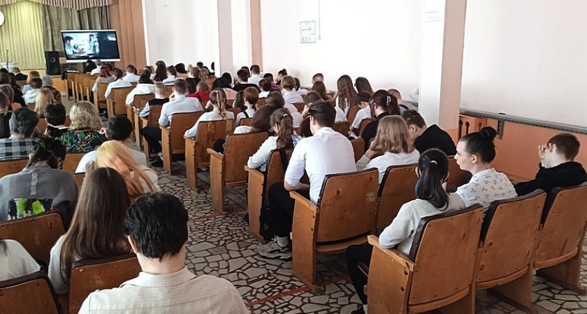 Пензенским студентам рассказали о вреде и пользе интернета