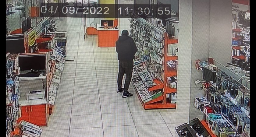 «Засунул в свои штанишки»: в Пензе «мышиный» воришка попал на камеру