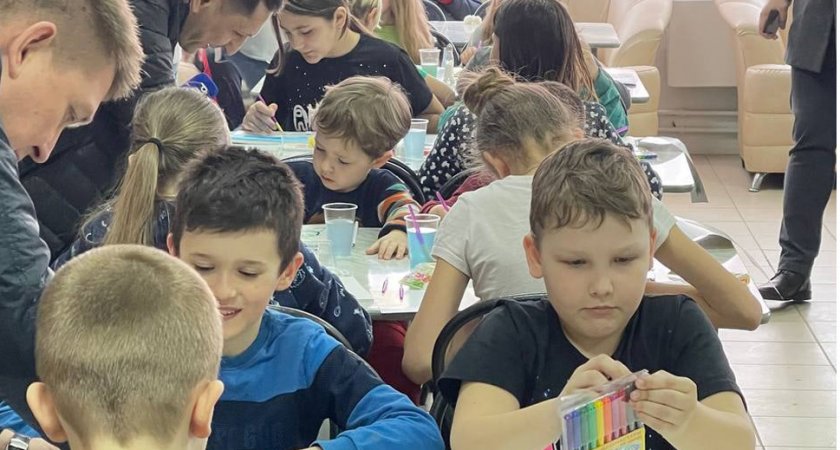 Прибывшим в Пензу детям из Донбасса и Мариуполя подарили рюкзаки с канцелярией и учебникам