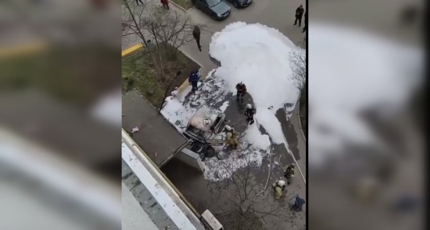 В Заречном у подъезда загорелась машина 
