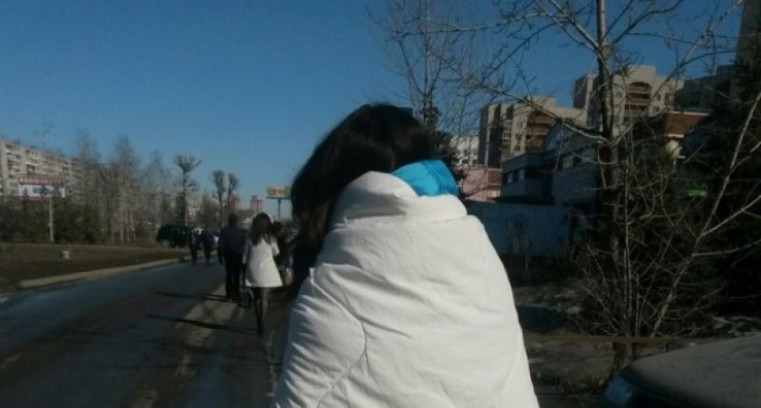 В Пензе девушка разгуливала по городу в одеяле на голое тело