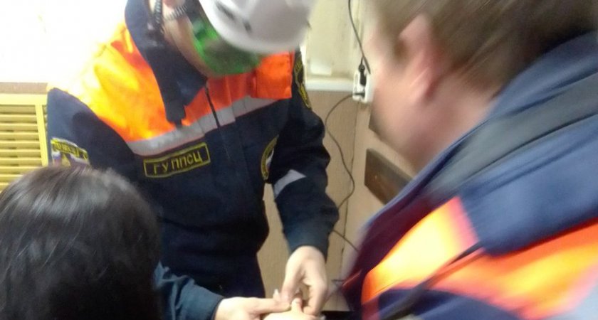 Пензенские спасатели помогли девушке и 7-летнему ребенку избавиться от опасных колец