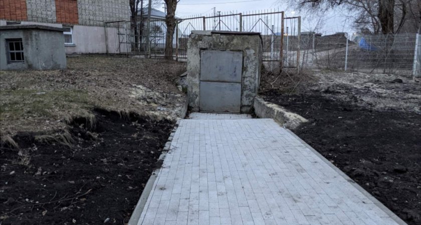 "Вход в Нарнию": в Кузнецке сделали "лучший тротуар" к таинственной двери 