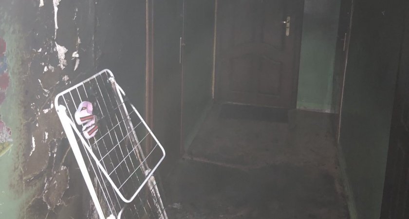 В Заречном из горящего общежития спасли двух детей и женщину