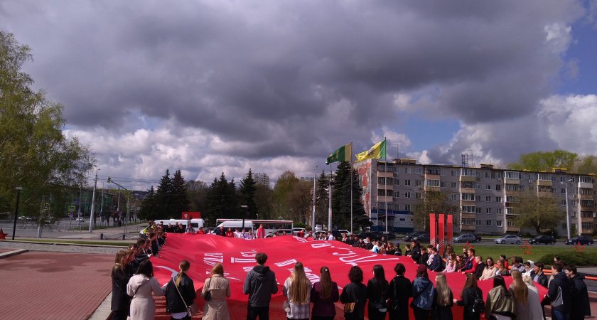 В Пензе пронесли Знамя Победы и большую Георгиевскую ленту
