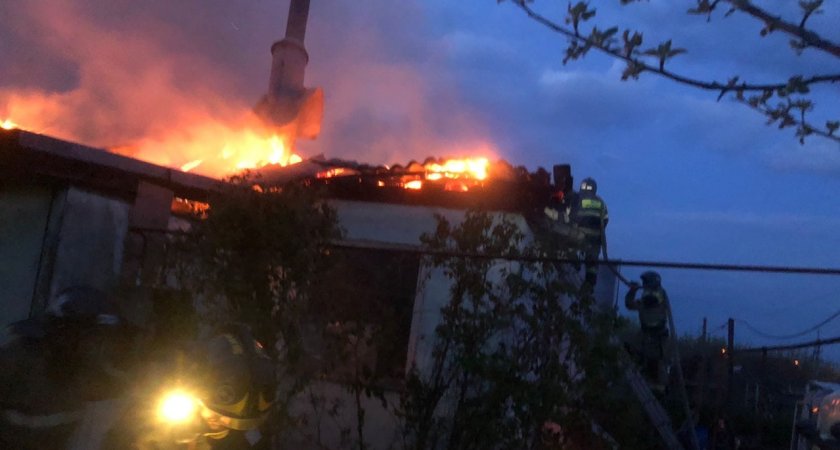 В Пензе 25 человек тушили полыхающий на территории совхоза деревянный дом