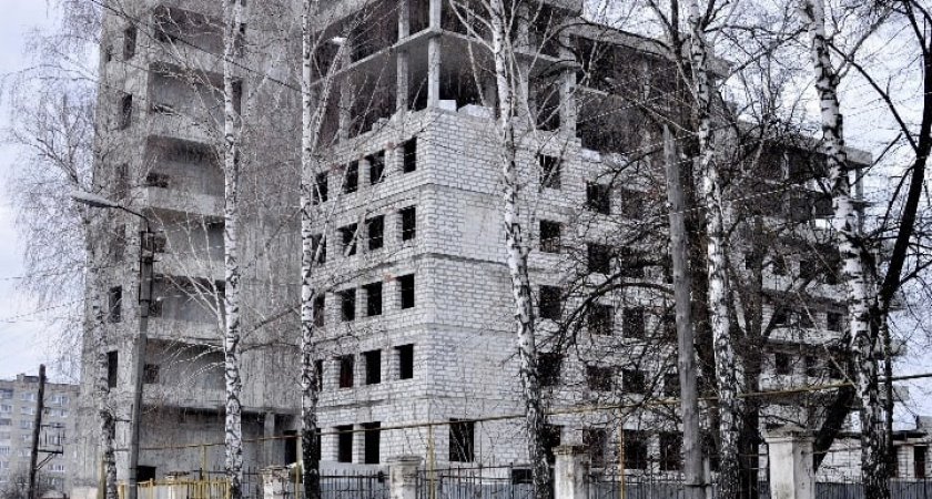 Жители Кузнецка требуют снести недостроенное здание хирургического корпуса