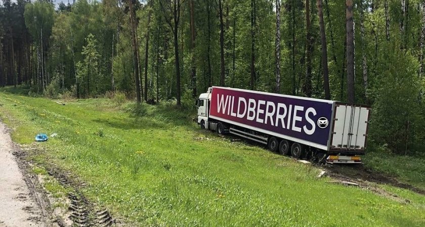 Фура "Валдберис" оказалась в лесной чаще в Пензенской области 