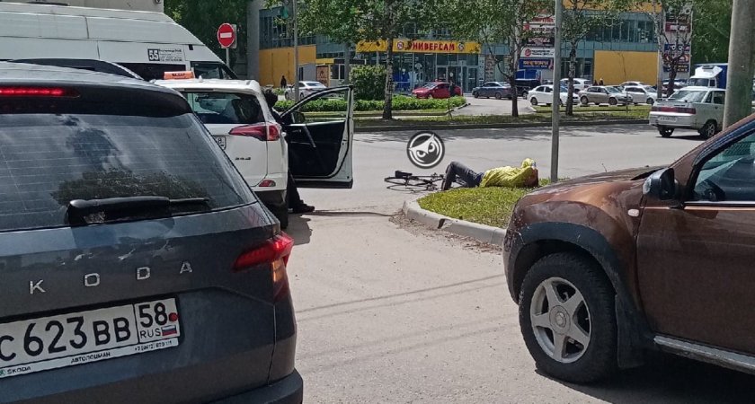 Лежит на дороге: в Пензе около ТЦ таксист сбил велосипедиста