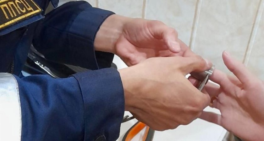 Пензячка вызвала спасателей, чтобы помогли ей снять кольцо