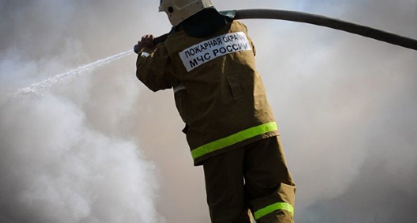 Днем в Пензе полыхало здание с уличным оборудованием  