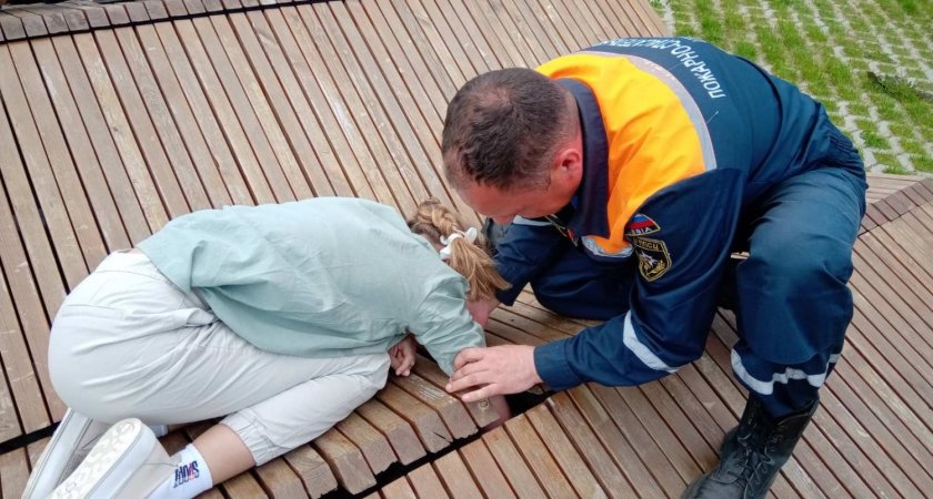 ЧП на Набережной: девочка-подросток застряла в деревянной лавочке