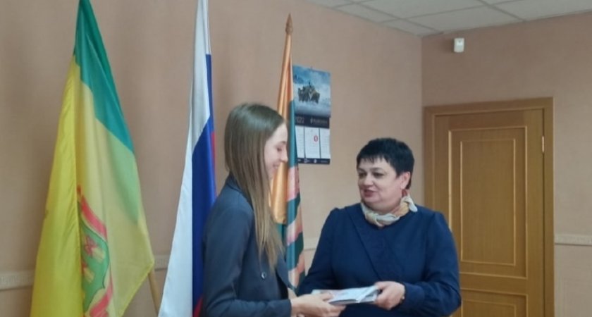 В торжественной обстановке вручили паспорта 14-летним жителям Октябрьского района